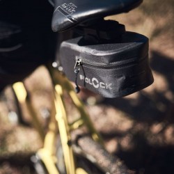 09175(BLK)_fidlock_PUSH_saddlebag_outdoor_03_800x800